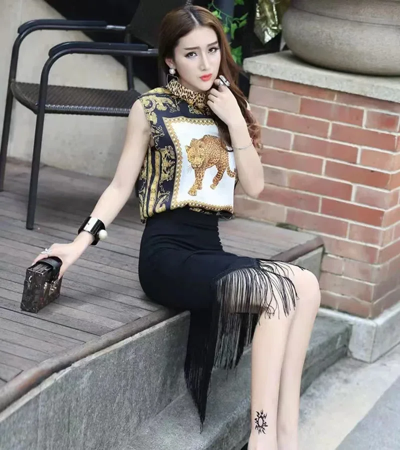 Mezza gonna leggera e matura con giunture a vento e nappe, a vita alta, irregolare, sottile, sexy, con pacchetto sui fianchi, gonna nera