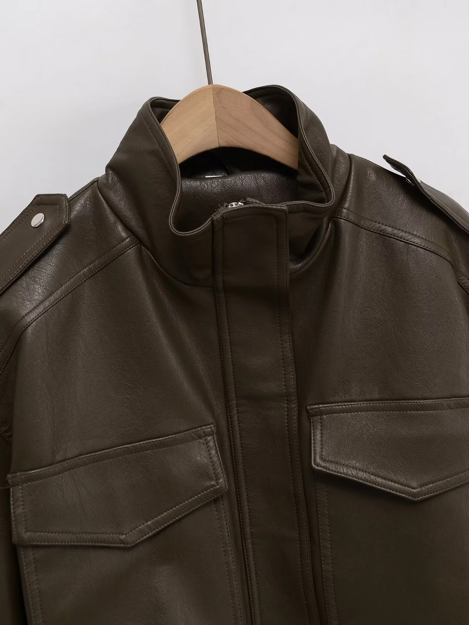UNIZERA2025 otoño nueva mujer retro Bolsillo grande ropa de trabajo cremallera cuello alto imitación cuero suelta Chaqueta corta de manga larga