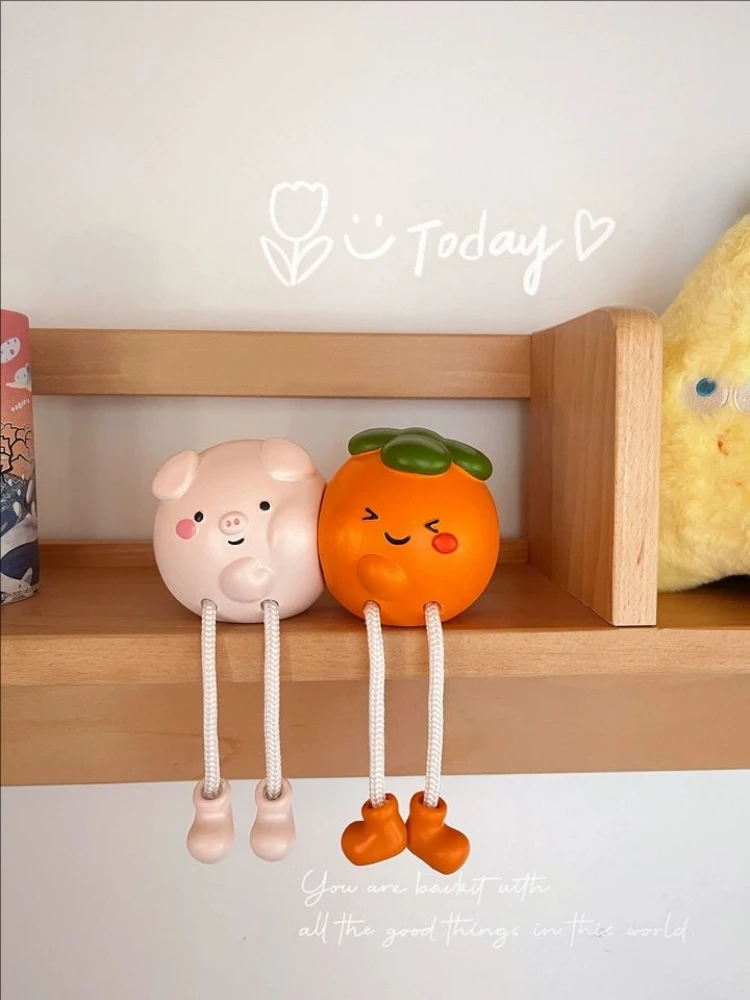 

Creative Hanging Foot Doll Resin Cute Pig Cartoon Persimmon Crafts Figurines Home Office Desktop Ornaments Decor Lovers Gifts