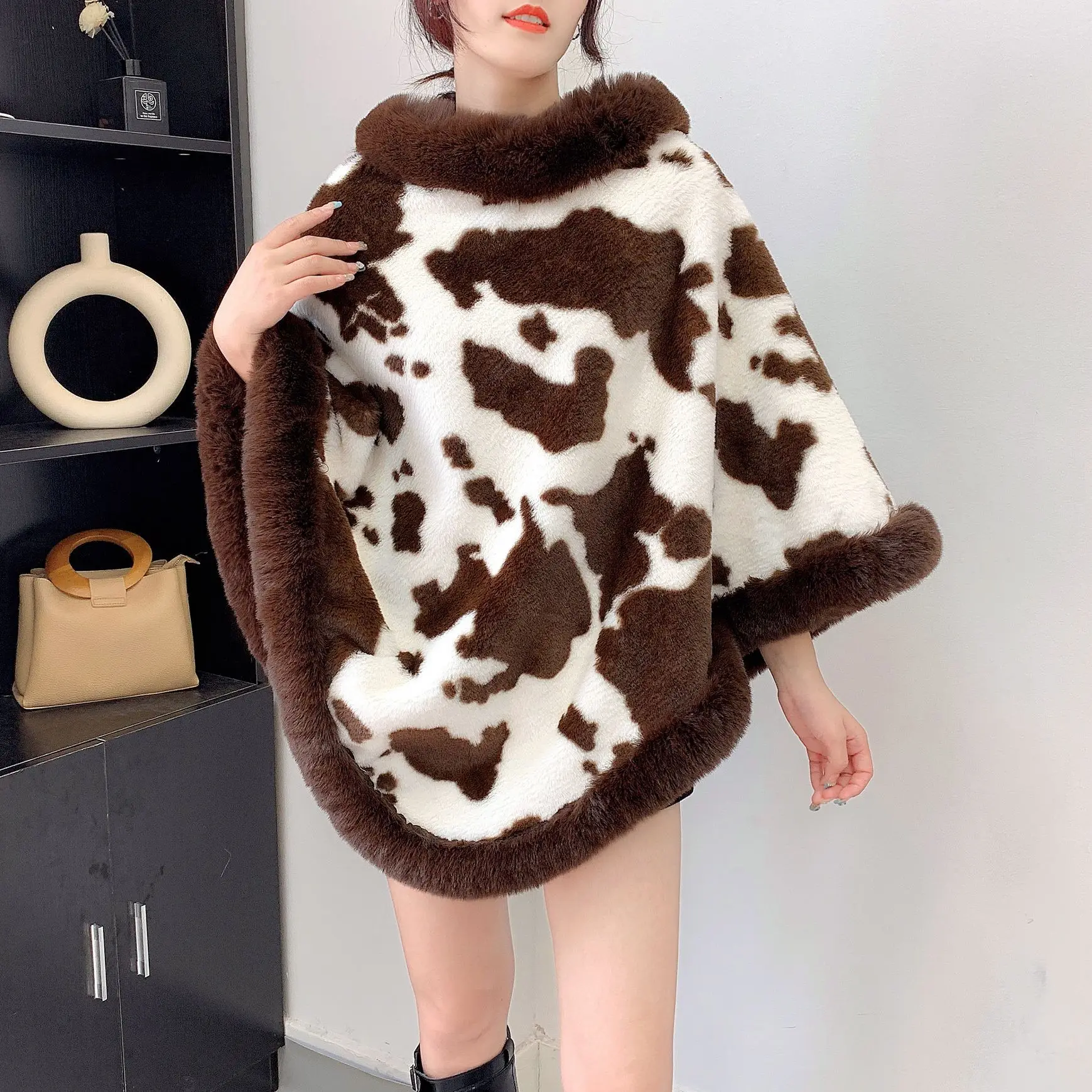 Imagem -03 - Vaca Feminina Impresso Veludo Poncho Capes o Neck Pele de Coelho Falso Pulôver Xale Sobretudo Solto Forro Quente Streetwear Inverno Novo