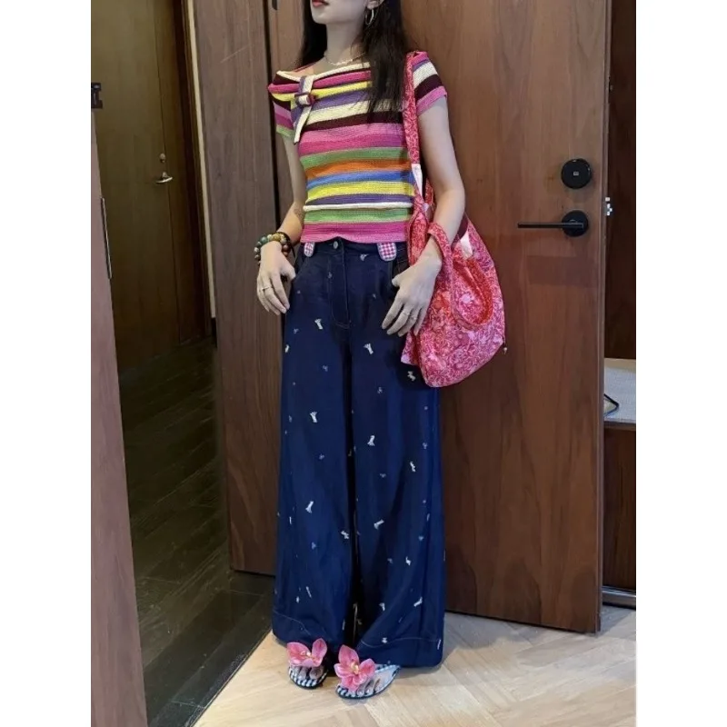 เสื้อยืดแขนสั้นเปิดไหล่สไตล์วินเทจ Y2K สำหรับผู้หญิง ดีไซน์เข็มขัดสีสันสดใส ให้ความรู้สึกดีใจผ่อนคลาย