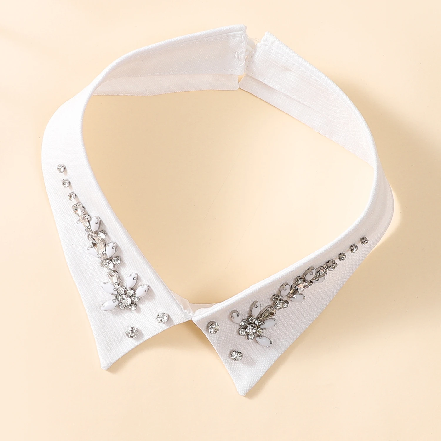 1 piece of luxurious fake collar with beaded and rhinestone embellishments. It is a detachable, shiny fake collar designed with