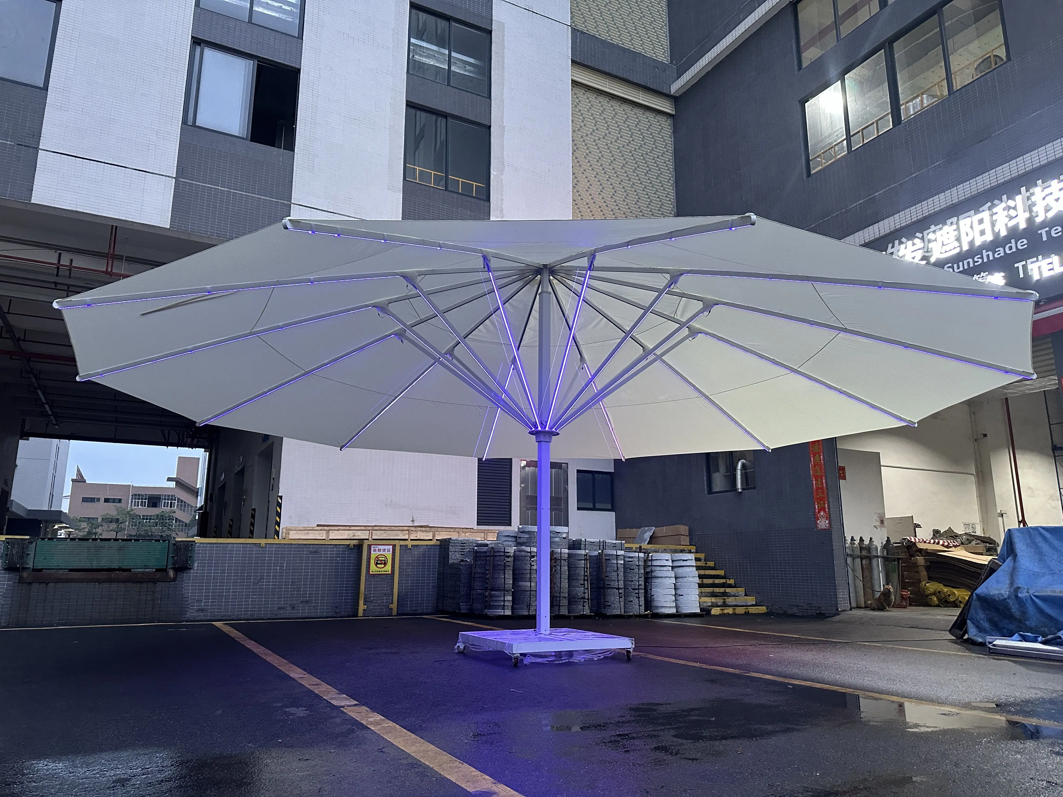 Ombrellone LED da Esterno 7M, - Outdoor Furniture Supplier recensione e prezzo