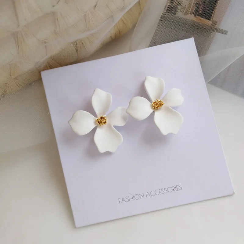 New Fashion White Flower Earrings for Women Party Elegant Spray Painted Blooming Gardenia Stud Earrings Petal Jewelry Girl Gift