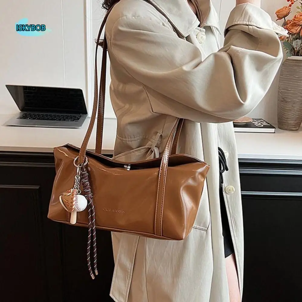 

Korean Style Boston Pillow Bag with Pendant Minority Design Retro Underarm Bag Solid Color Commuting Pu Dumpling Bag Travel