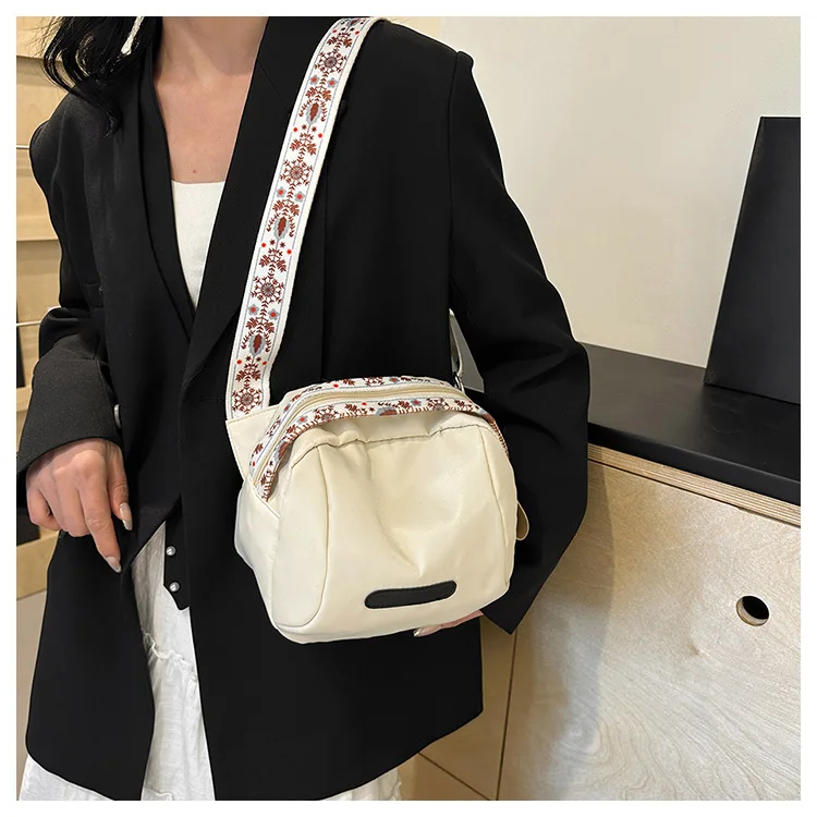 

Водонепроницаемая нейлоновая сумка через плечо, женская уличная трендовая сумка на плечо большой вместимости, сумка для отдыха с небольшой толпой, дизайнерская дорожная сумка