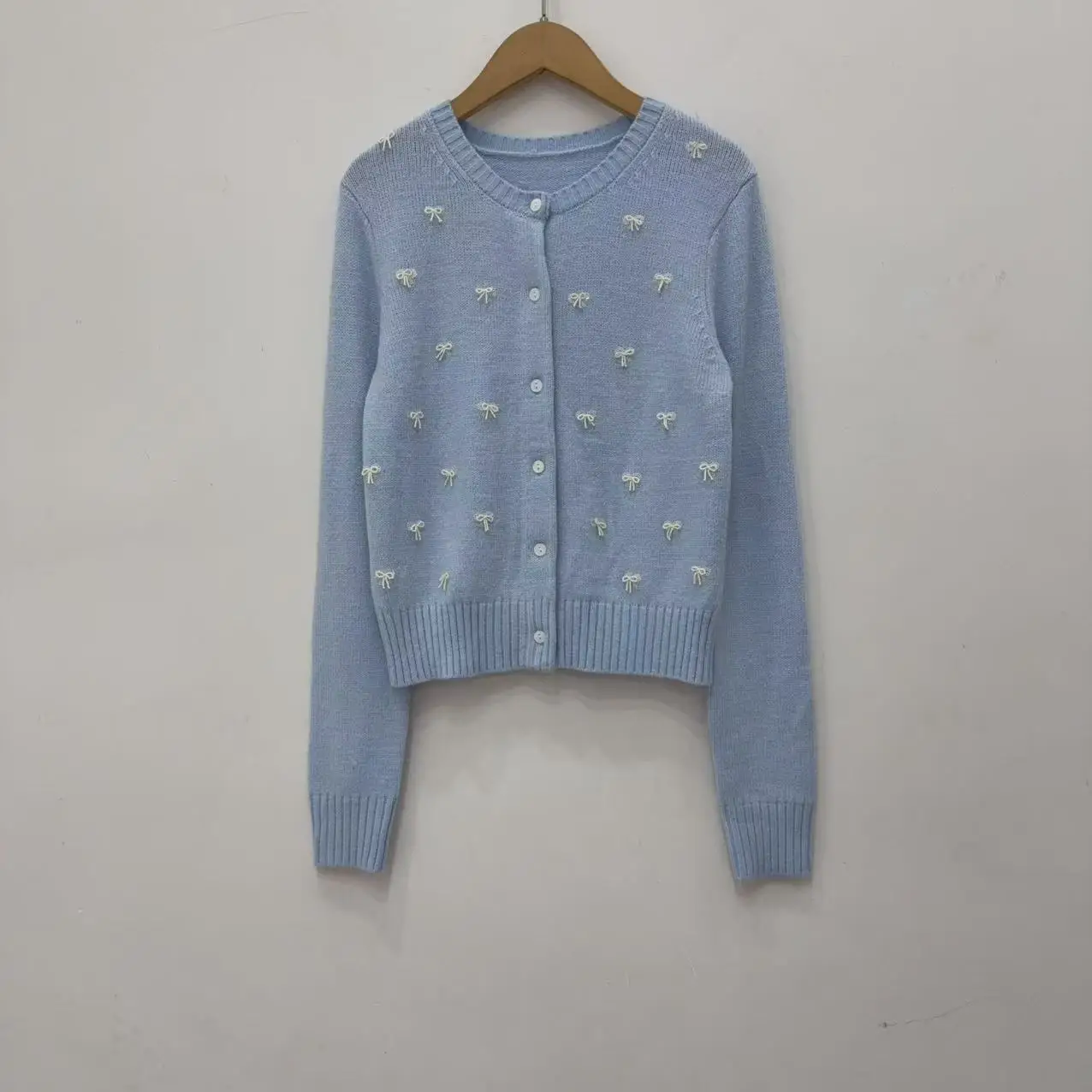 Damski kardigan z długim rękawem na jesień i zimę 2025, dziergany, ozdobiony kokardą i perłami, top damski.