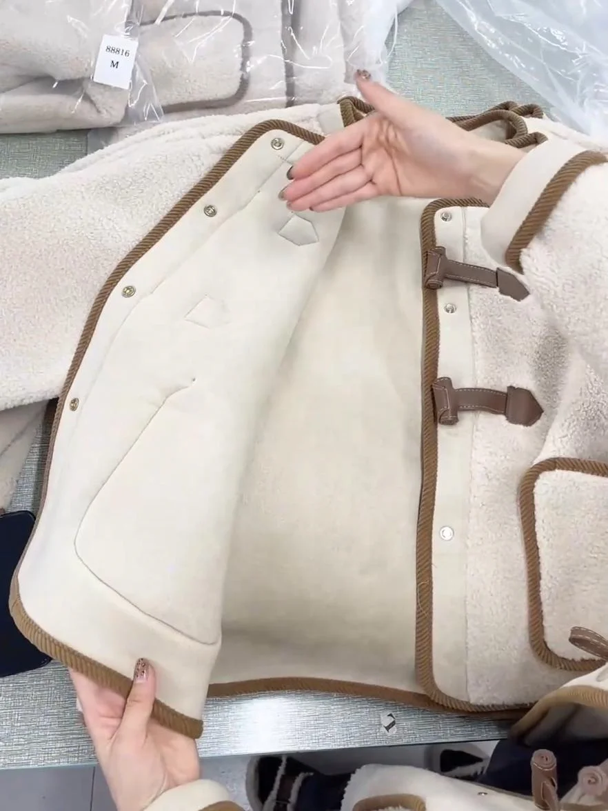 

Lamb Wool et Beige Woman Frayed Edge Decorative Detail Button-Through Front Distressed Finish Vintage Reference Casual Girls