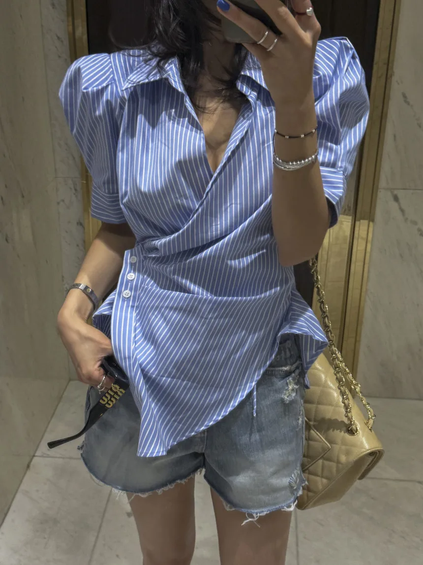 Elegancka bluzka damska z bąbelkowym rękawem, kołnierzykiem, bocznymi guzikami, wyszczuplająca, w pionowe paski, modna, do pracy, luźny krój.