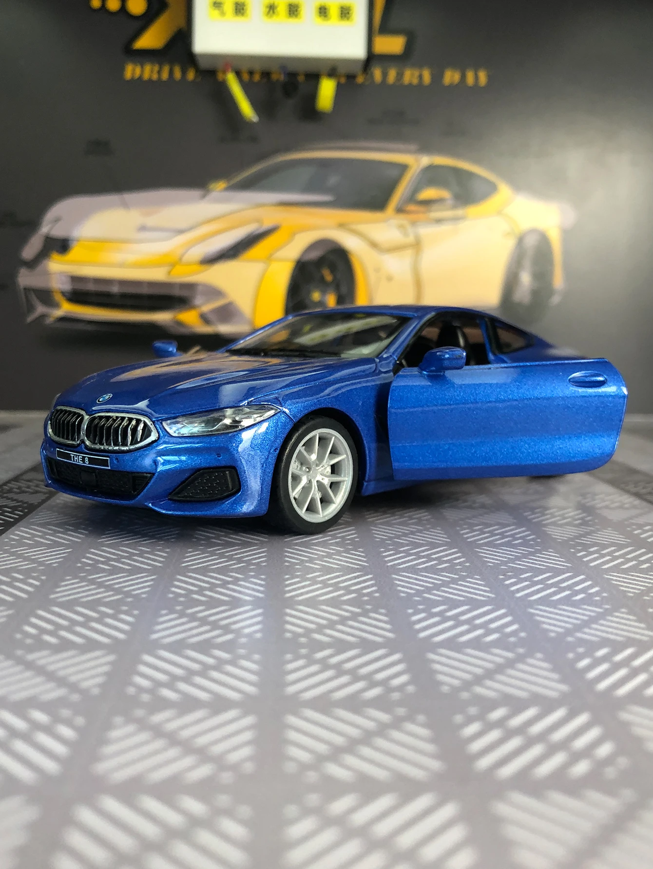 Decor Lighting Returns - 1: 32-calowy model samochodu BMW M850i