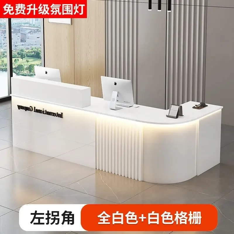 

Касса Простой современный магазин одежды Удобный магазин Небольшая стойка регистрации