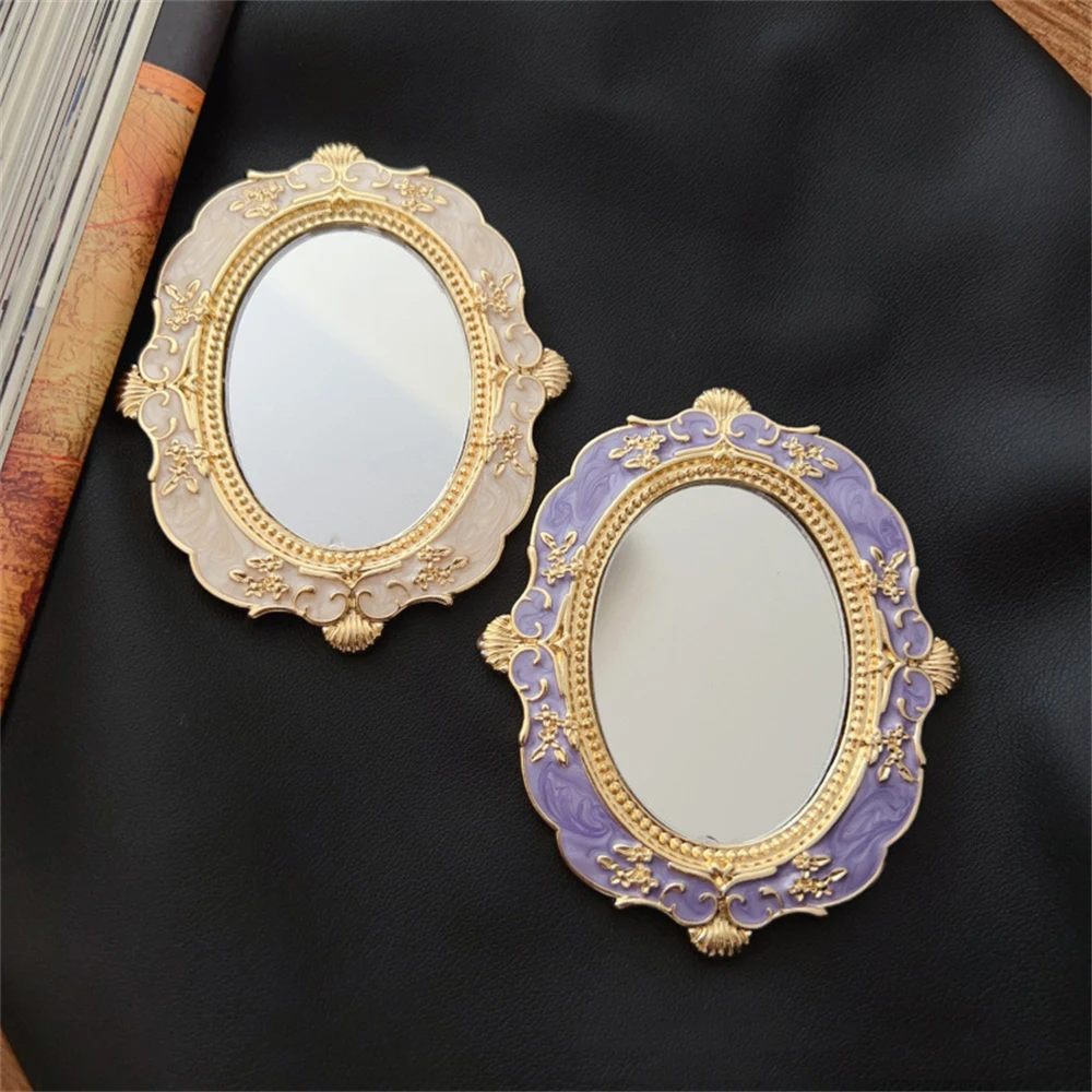 Specchio a mano in rilievo dorato Specchio per trucco europeo retrò Specchio portatile per la casa creativa Decorazione semplice Specchio in stile Grand imperiale