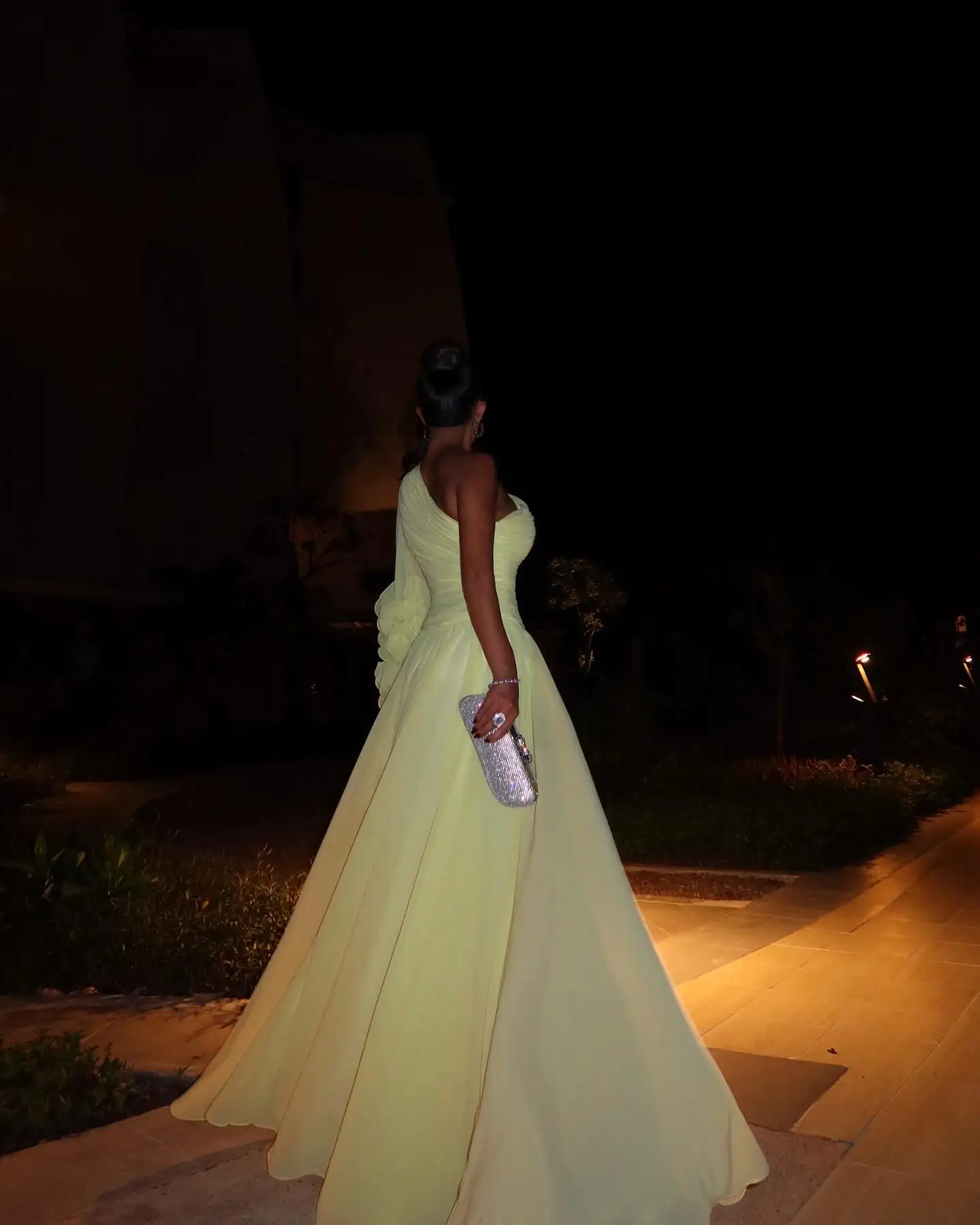 Aangepaste sexy organza a-lijn één schouder 3D bloemen avondjurk hoge kwaliteit lange mouwen vloerlengte beroemdheidsjurken