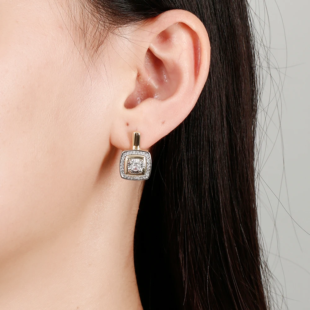Doppellagiges, quadratisches Kissen-Set mit Zirkonia-Ohrringen und einem passenden Ring, ein luxuriöses Schmuckset für Verlobung, mit Diamanten. – Detail 5