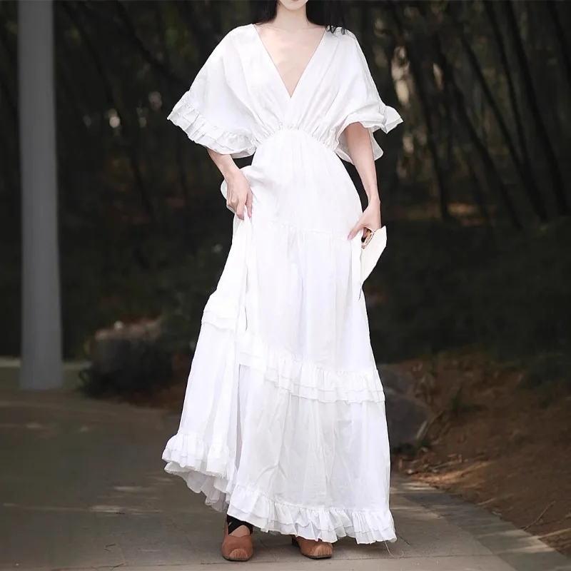 Vestido feminino com decote em V, sem costas, bordas com babados de camada dupla, mangas voadoras, estilo de férias, fotografia de viagem elegante