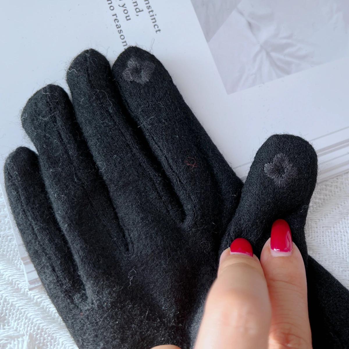 Elegant Brand Flower Gloves For women In Winter Soft Warm Wool Wrist Touch screen Black Mittens Daily Use Guantes