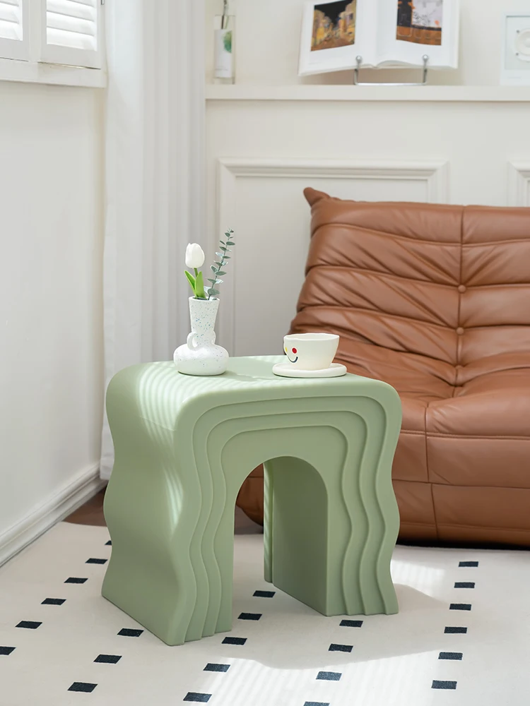 طاولة قهوة صغيرة ذات لون كريمي بسيطة مع حواف متموجة مناسبة لمدخل المنزل وتغيير الأحذية ومقاعد تزيين البراز