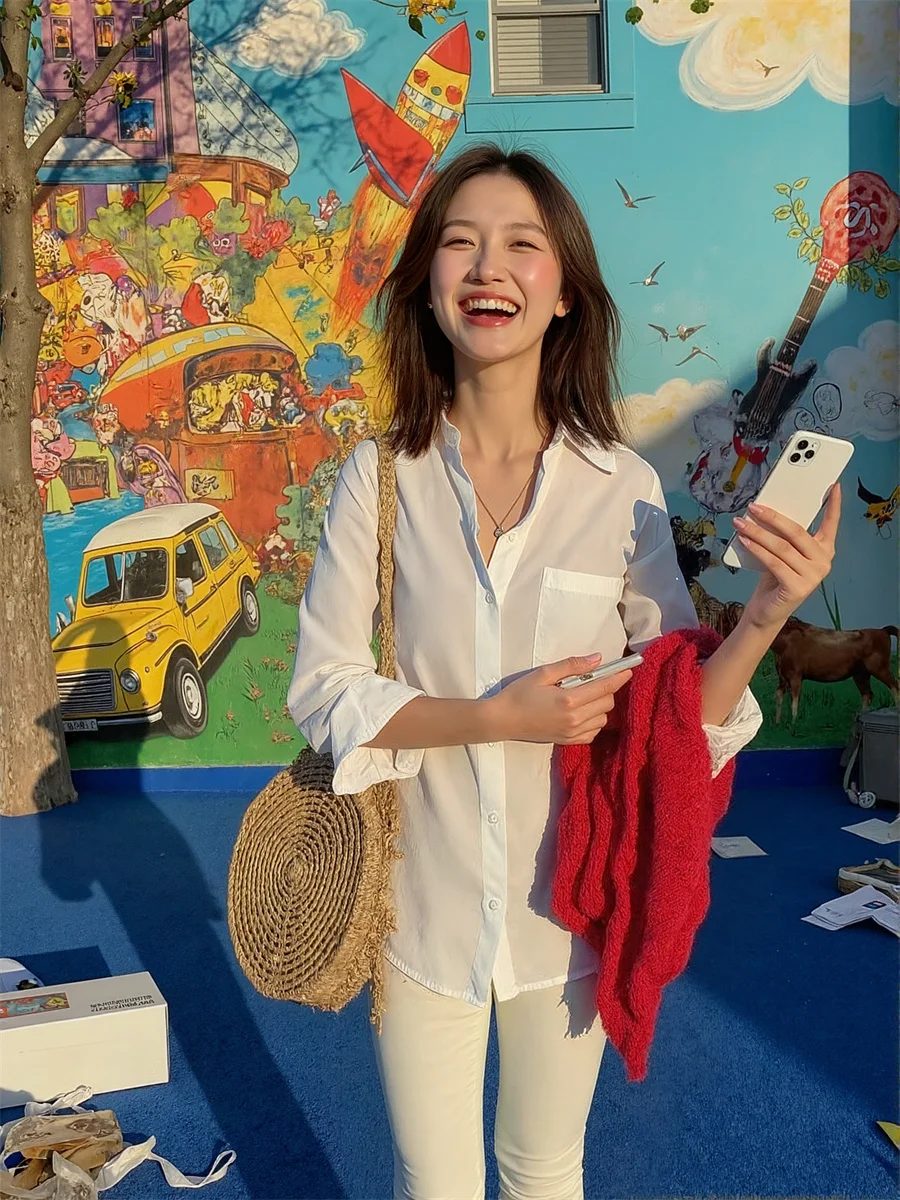 Langarm-Damen-Oberbekleidung, Hemden, geraffter Streifen, vertikaler Liniendruck, Knopfleiste vorne, ästhetisch, modisch, einfach, minimalistisch