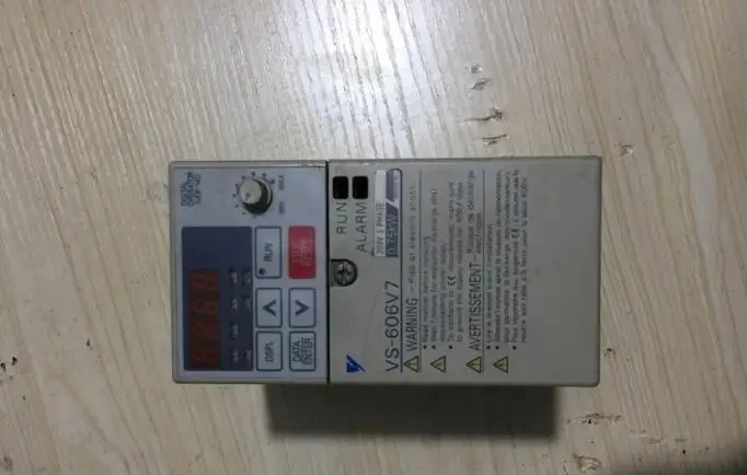 CIMR-V7AT20P7  220v 0.75kw    inverter  ,   In good working condition, free shipping   a