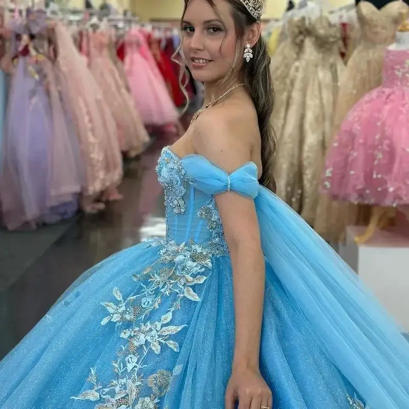 تخصيص السماء الزرقاء Quinceanera اللباس الكرة ثوب مع كيب قبالة الكتف يزين الدانتيل الديكور الأميرة ثوب حفلة عيد ميلاد