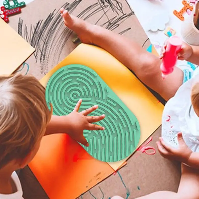 Tablero de actividades para niños pequeños, tablero antiestrés de doble cara, patrón elevado, juguete antiestrés de silicona, actividades de viaje para niños, mejora el motricidad fina