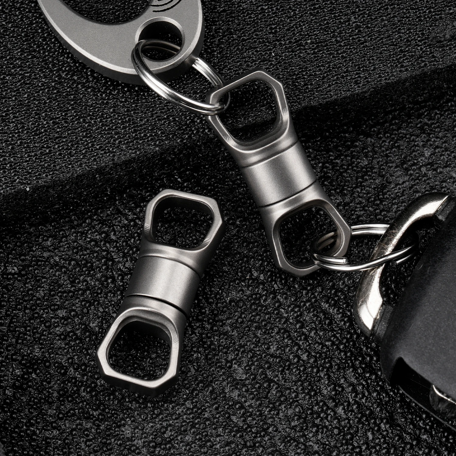 Schwenkbarer Schlüsselverbinder aus Titanlegierung. 360° drehbarer Schlüsselanhänger. EDC-Schlüssel-Drehverschluss. Outdoor-EDC-Ausrüstung – Detail 4