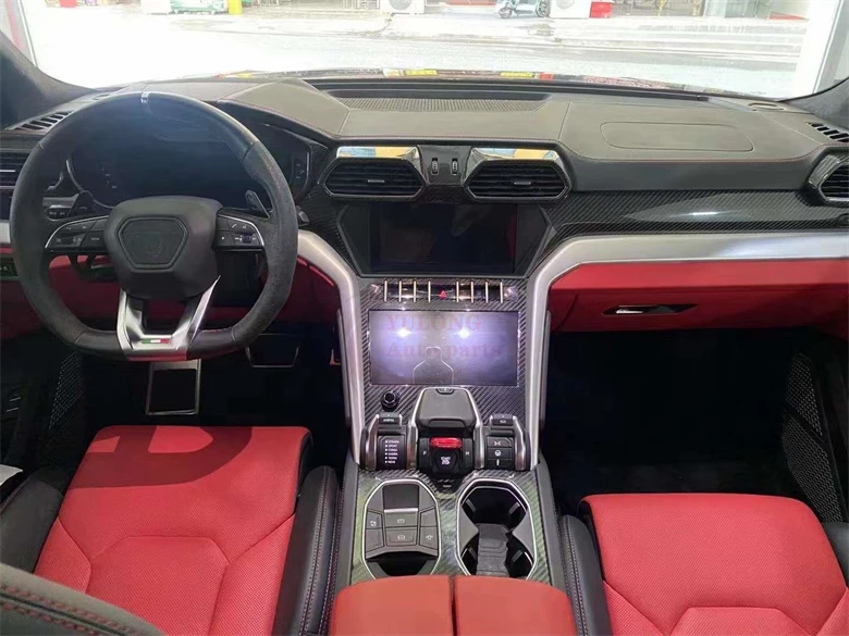 

Комплект отделки салона из кованого сухого карбона для URUS, включая накладку на приборную панель из карбона.