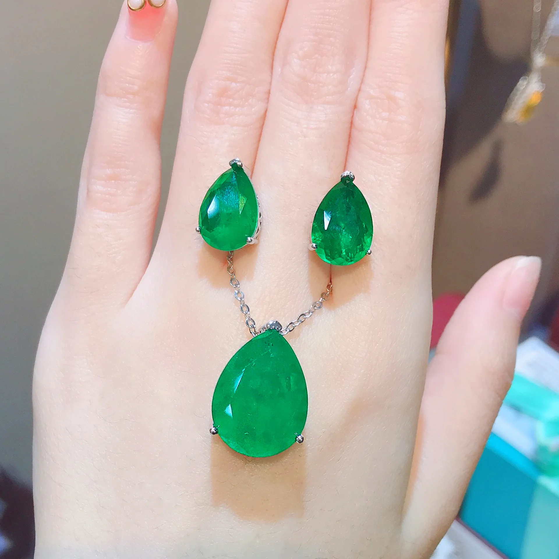Kristall-Smaragd-Paraiba-Anhänger in Birnenform für Ohrringe und Halskette. Schmuckset für Damen. – Detail 1