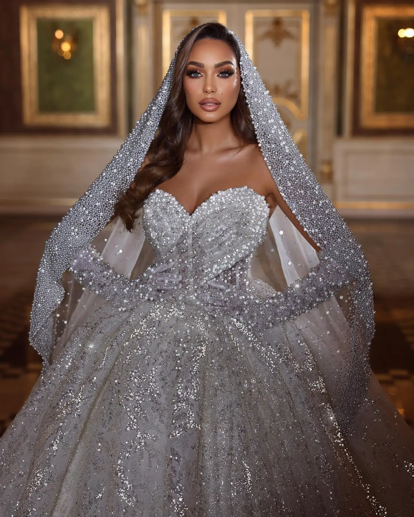 Glamorous Ball Gown Wedding Dress Sweetheart Shining Sequins Applicants Pearls Backless Chapel Gown Custom Made Robe De Mariée