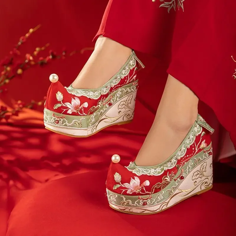 Bloemen zoals brokaat nieuwe vintage Hanfu schoenen geborduurde grote helling hakken rode trouwschoenen damesplatformschoenen