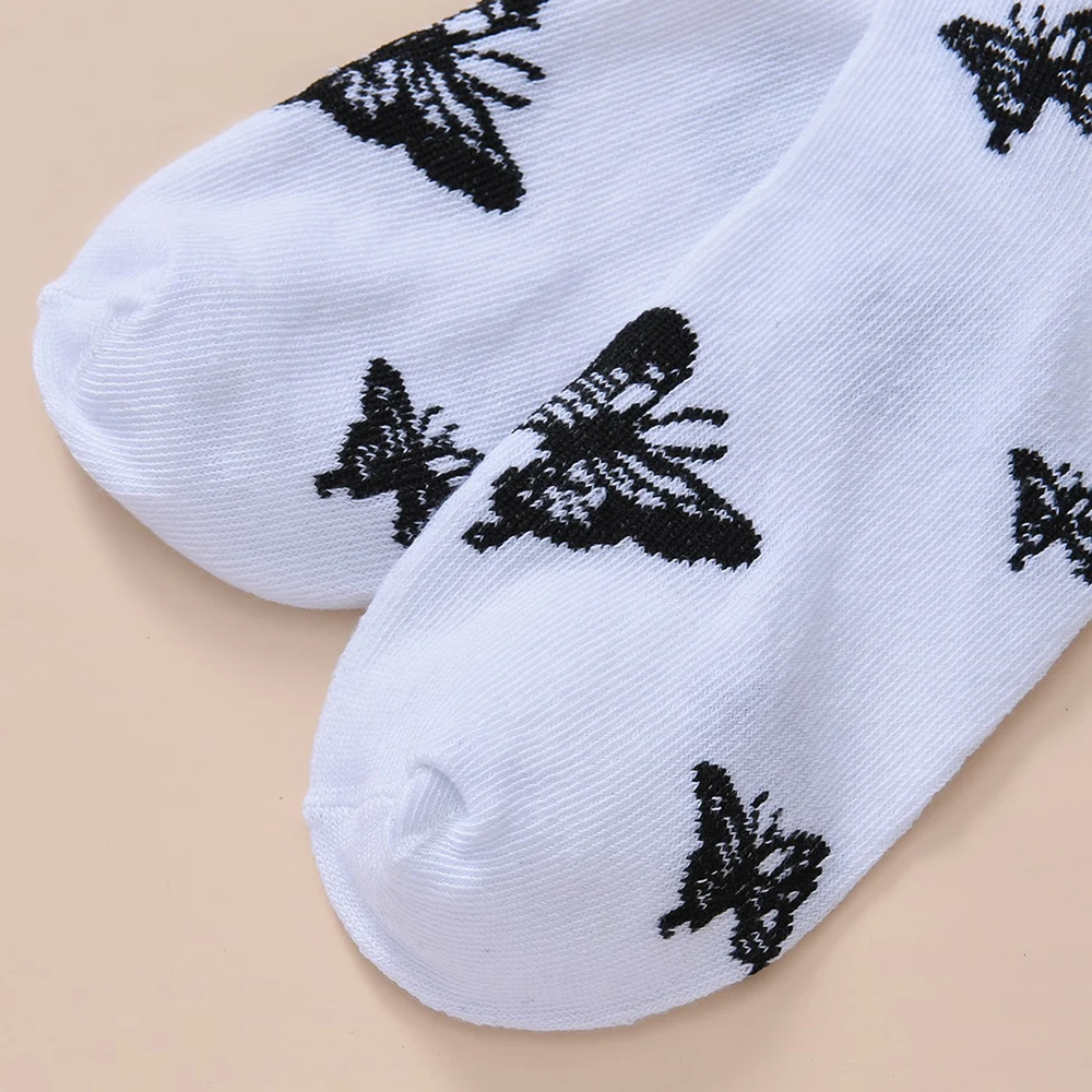 Calcetines de cuello redondo con estampado de mariposa para mujer, resistentes al olor, versátiles, cómodos, informales, de longitud media, 5 pares