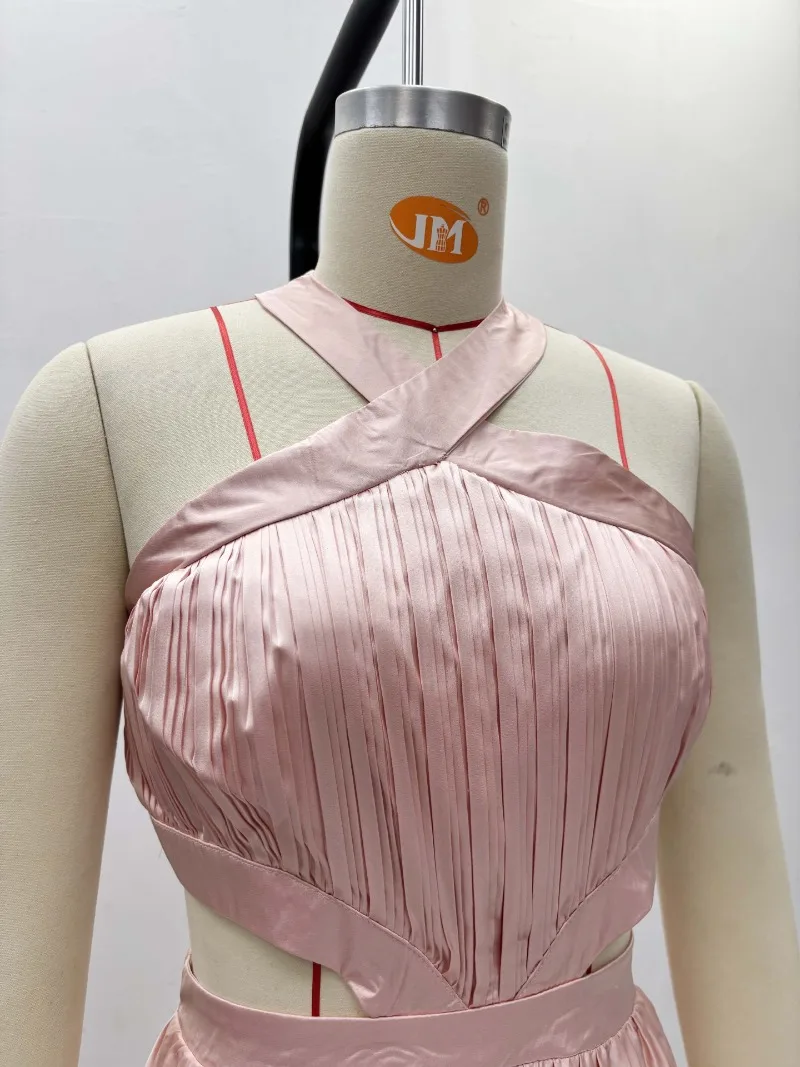 Zartrosa Plissiertes Neckholder-Satinkleid für Damen, Elegantes Afrikanisches Maxikleid mit Cut-Out-Taille, Ärmelloses Langes Abendkleid – Detail 6