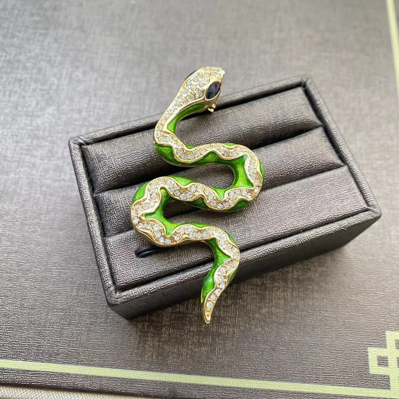 Elegant Women Men Exquisite Crystal Snake Brooch Badges Fashion Vintage Lady Simple Animal Enamel Pin Coat Clothing Corsages