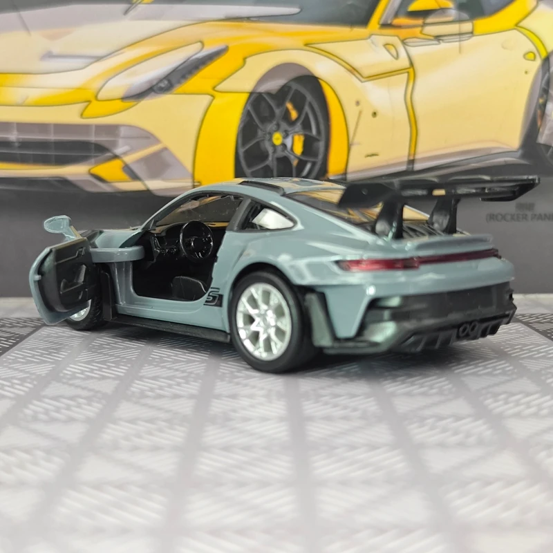 1: 36 Simulation Porsche 911 GT3 RS alloy car model doors on both sides that can be opened rich in details, finely crafted