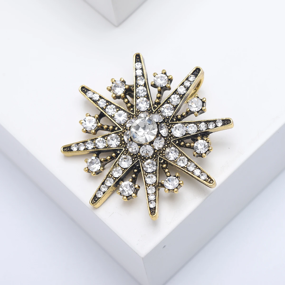 Korean Exquisite Rhinestone Star brooch Simple women\'s clothing accessories with corsage