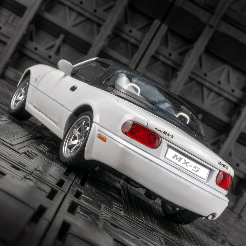1:32 Mazda MX-5 alliage modèle de voiture de sport voiture acousto-optique retirer métal jouet voiture cadeau peut être donné comme cadeau d'anniversaire aux amis