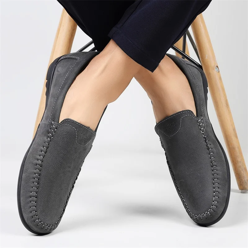 

Мужские лоферы ручной работы с круглым носком и плоской подошвой. Удобная классическая и простая мужская обувь.