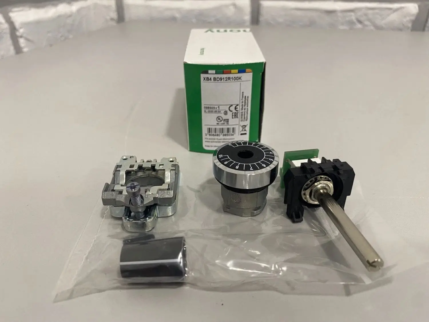 

Potentiometer R100 XB4BD912R100K
