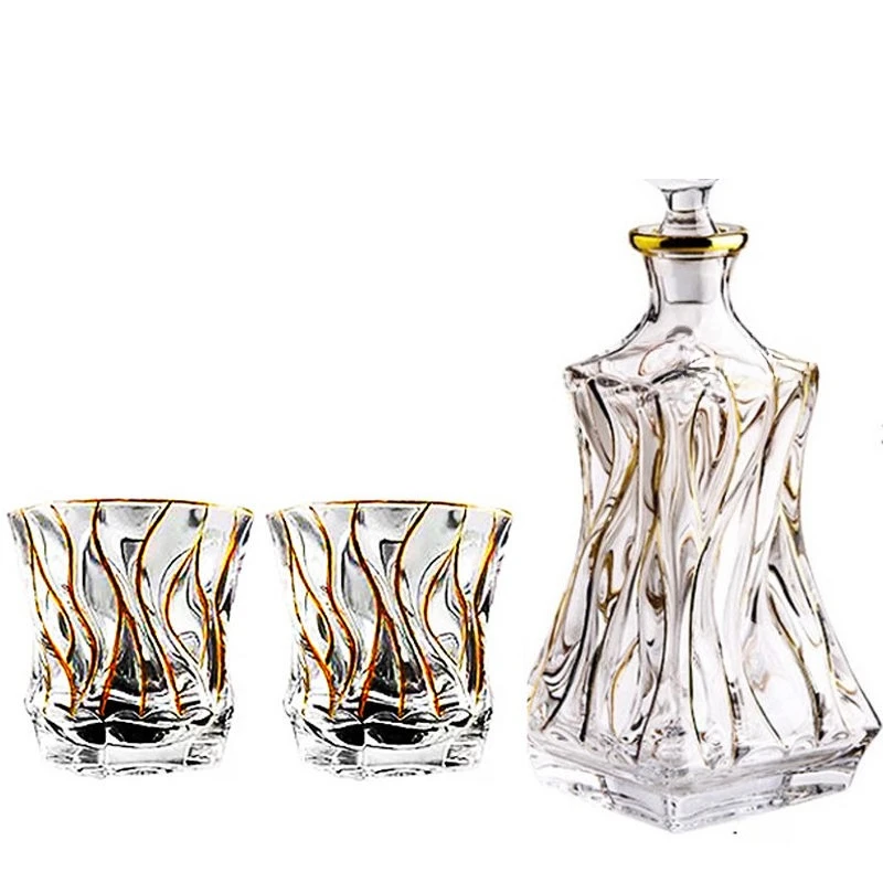 Set di vino con bottiglia di vino, tazza d'oro con tracciamento in vetro di cristallo, tazza di vino straniero