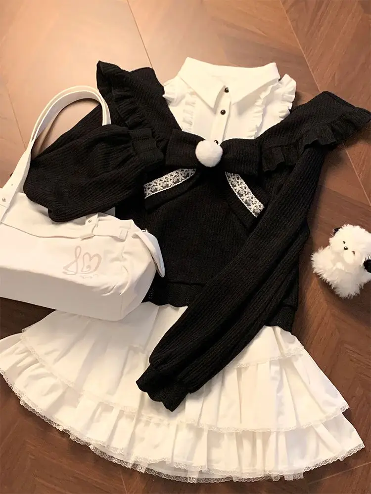 

Осенний новый японский милый комплект из 2 предметов 2025 года, женский дизайн с открытыми плечами, лоскутные футболки с бантом, кавайный кружевной костюм с юбкой и высокой талией