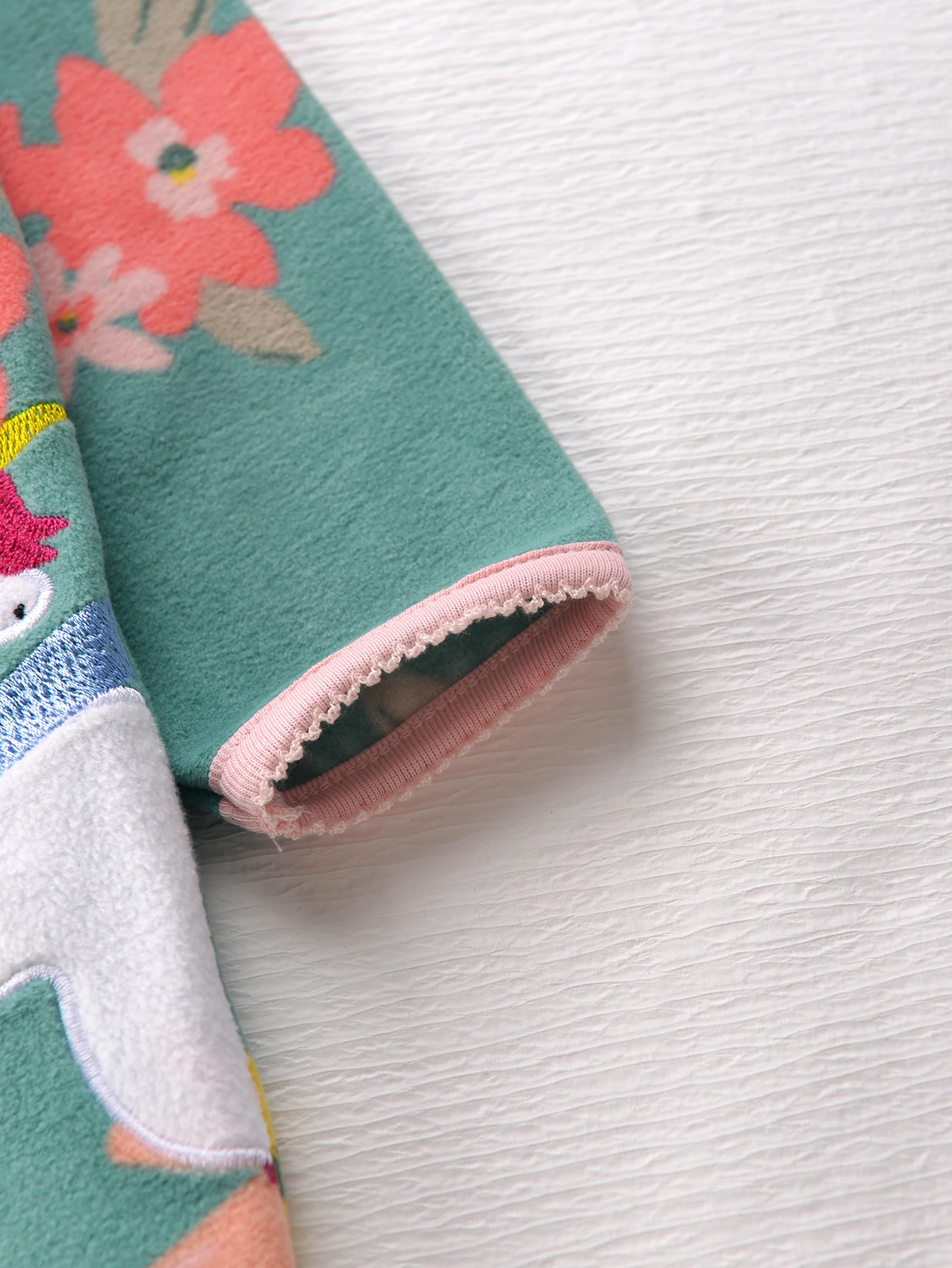 Baby-Mädchen Strampler aus Polarfleece mit Stern-, Blumen- und Tupfenmuster, Cartoon-Stickerei, Füße, Zwei-Wege-Reißverschluss, Warmer Einteiler für Herbst und Winter – Detail 7