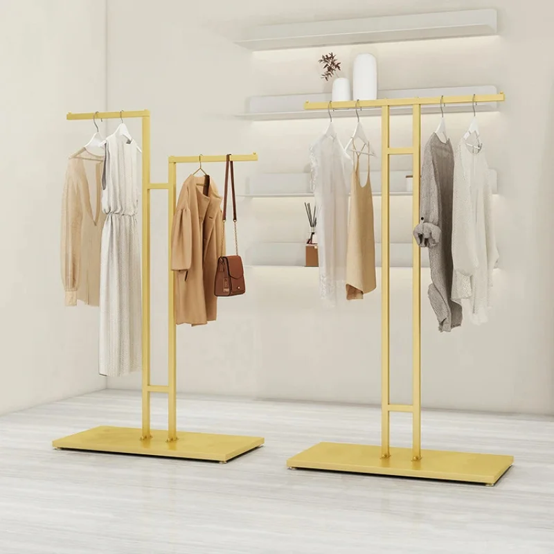 

Индивидуальные торговое оборудование и витрины для магазинов: современные металлические стойки для одежды, вешалки для рубашек и платьев