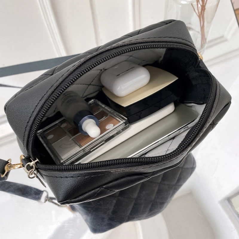 Bolso bandolera pequeño con borlas para mujer, bolso de hombro femenino con cámara bordada Lingge, cadena de moda, bolsos cruzados para mujer