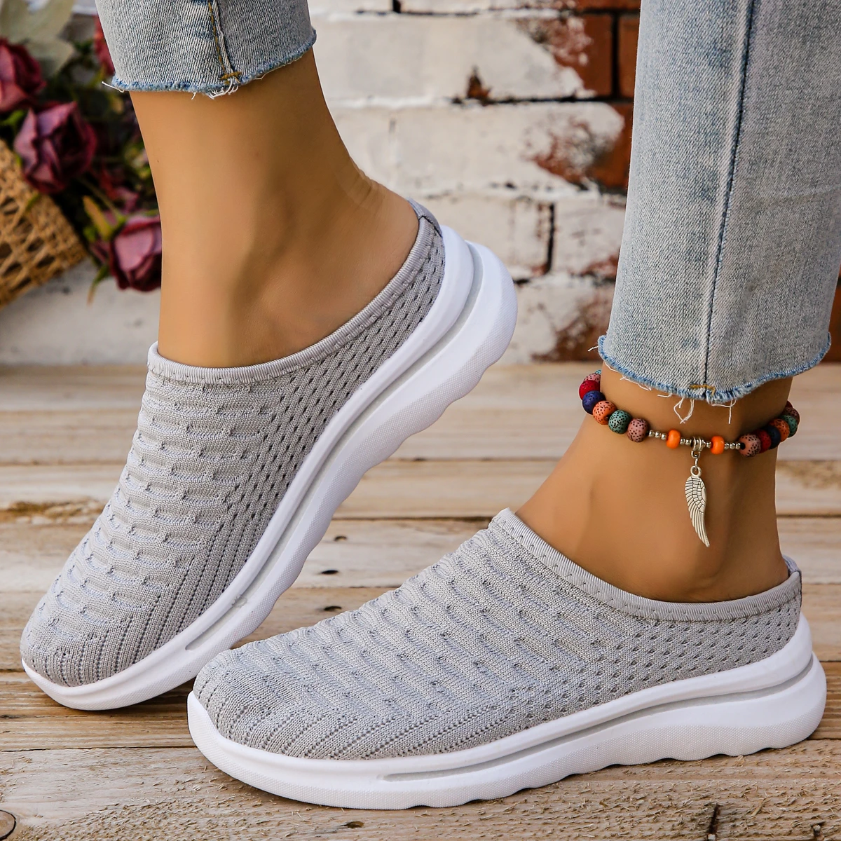 Kapcie damskie nowe oddychające siatkowe modne kapcie Plus rozmiar Slip on Outdoor lekkie sandały slajdy damskie Zapatos De Mujer