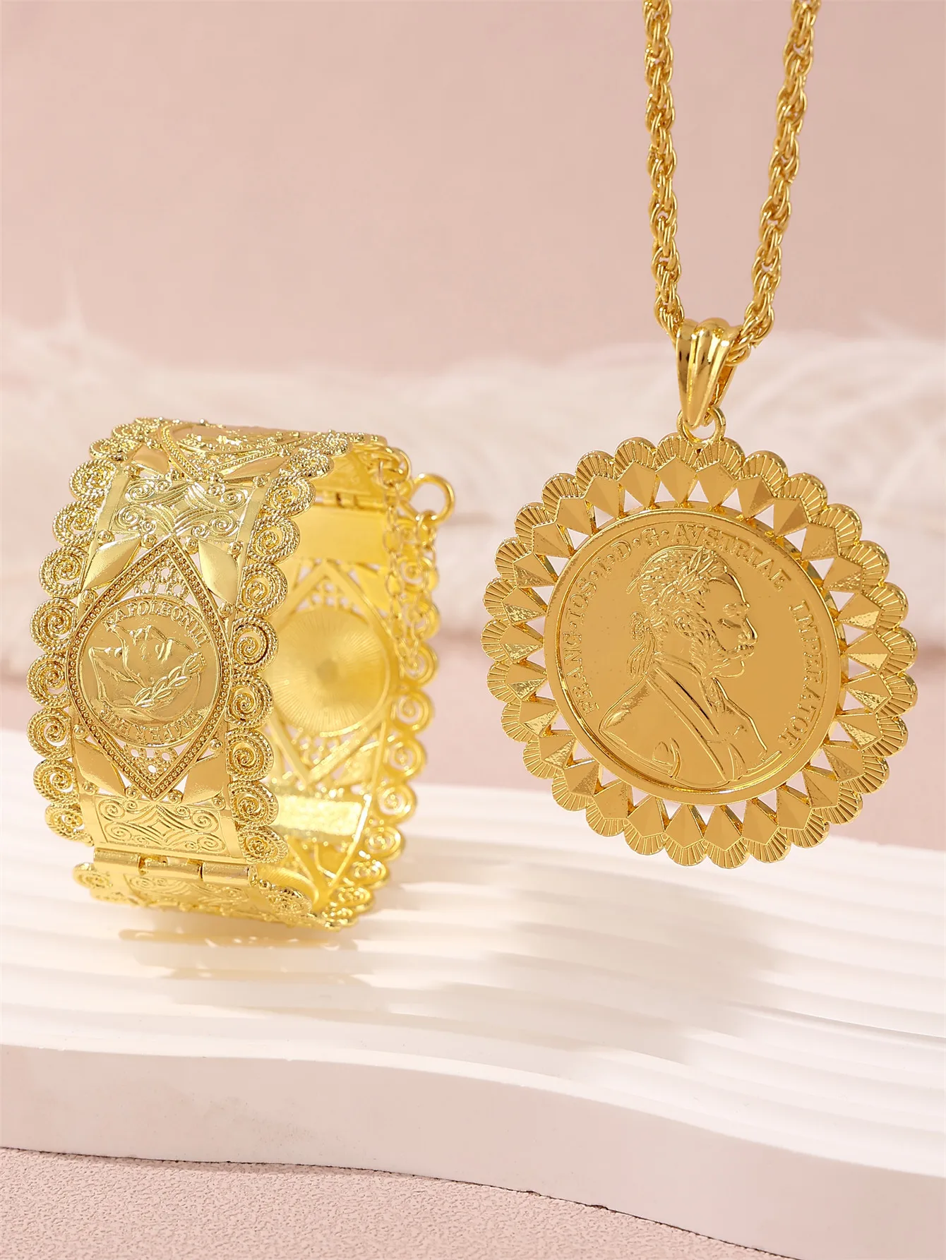 1 Set of Vintage Elegant Women's Necklace and Bracelet Jewelry Set, Hollow Carved Bracelet Paired with Flower-Shaped Napoleon Portrait Pendant, Women's Holiday Banquet Wedding Jewelry
