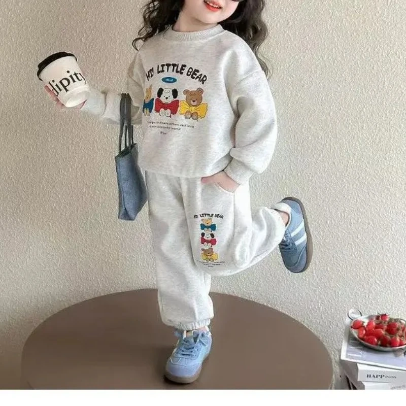 

Новинка 2025 года, весенний комплект спортивной одежды из 2 предметов для маленьких девочек, повседневные штаны с капюшоном, детская одежда унисекс с круглым вырезом, детские комплекты