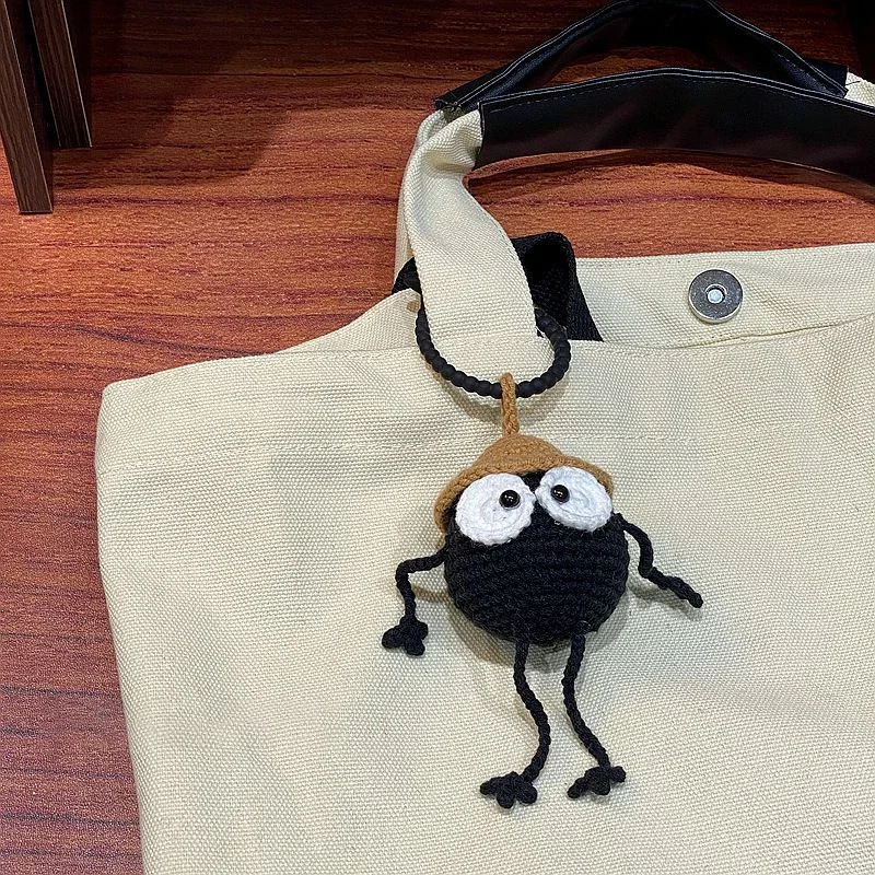 かわいい黒いブリケット人形かぎ針編みキーホルダー、クリエイティブな石炭ボールスプライト編みキーホルダー、バックパックペンダント、ニットアクセサリー