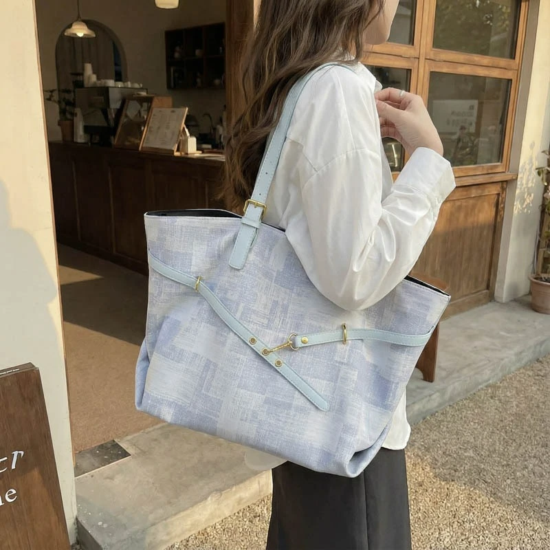 

Модная повседневная сумка большой вместимости, новая легкая универсальная сумка-тоут через плечо, подходящая для женщин.