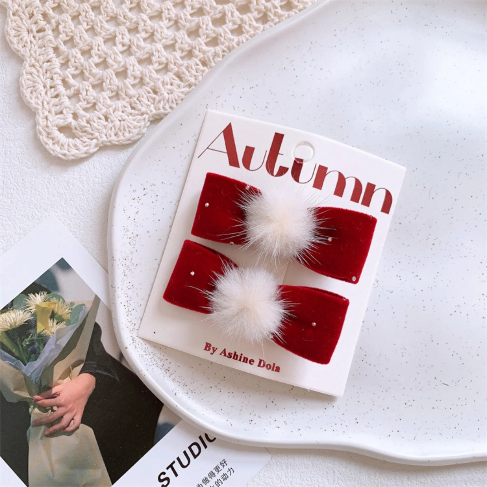2 Stück rote Samt-Haarspangen für Damen mit Kunstfell-Pompon – süße Haarnadeln für Mädchen, stilvolle Haaraccessoires für Alltag und Party – Detail 2