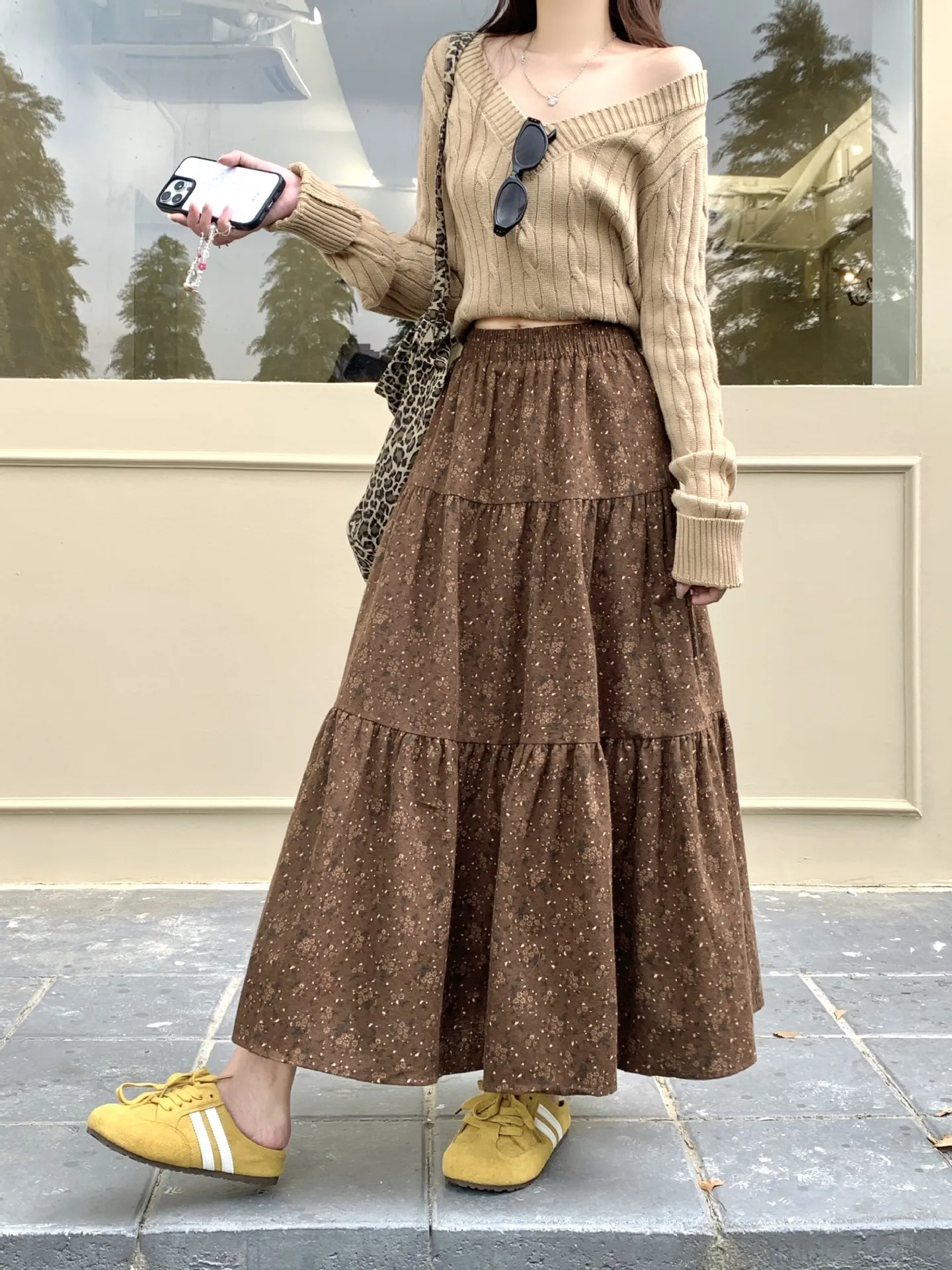 Korean retro floral midi skirt for women in autumn 2025 new high waisted and stylish A-line large swing long skirt